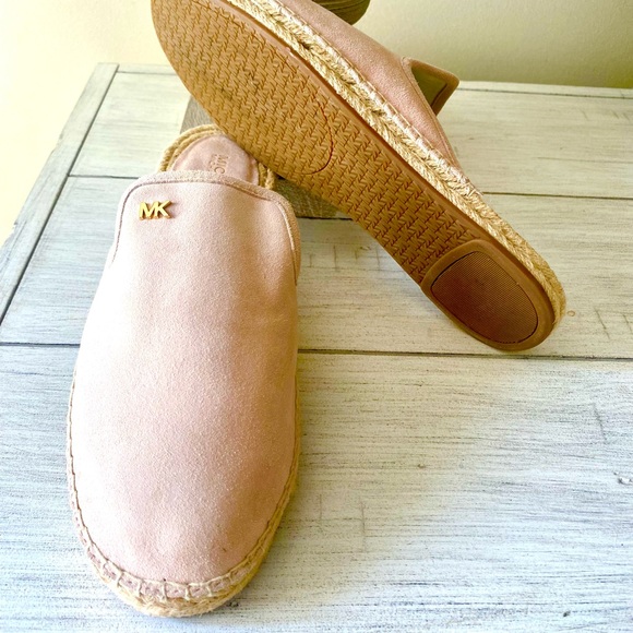 Michael Kors Light pink slide suede. - Picture 4 of 5
